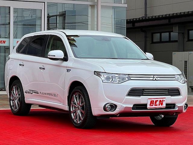 アウトランダーＰＨＥＶ Ｇプレミアムパッケージ　ワンオーナー　４ＷＤ　純正アルミホイール（スタッドレス付き）純正ナビ　バックカメラ　ステアリングリモコン　シートヒーター　パワーバックドア　車線逸脱警報機能　プッシュスタート　キーフリー（2枚目）