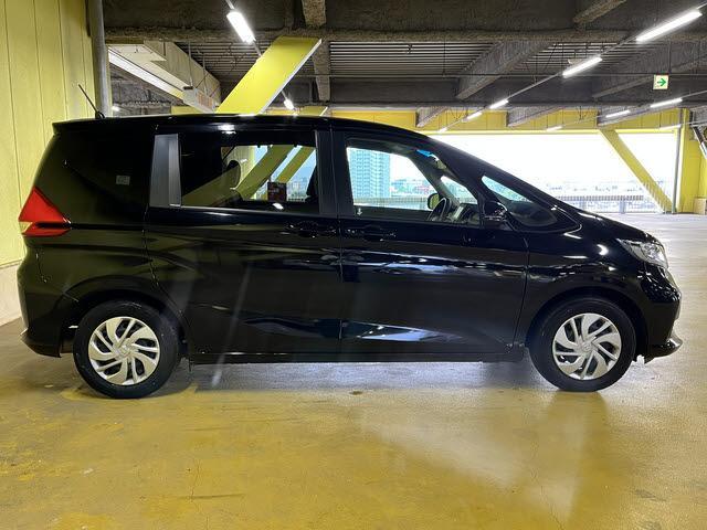フリード Ｇ　６人乗り　走行：２６０００キロ　ホンダセンシング　ナビ　ＴＶ　Ｂｌｕｅｔｏｏｔｈ　ＤＶＤ再生　ＥＴＣ　前席シートヒーター　バックカメラ　両側パワースライドドア　プッシュスタート　キーフリー　ＬＥＤ（5枚目）