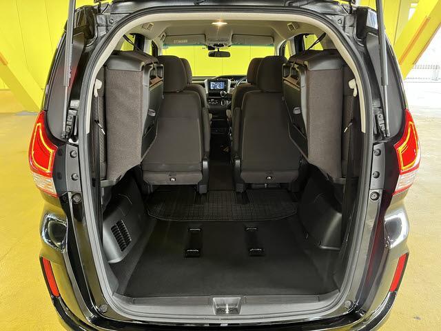 フリード Ｇ　６人乗り　走行：２６０００キロ　ホンダセンシング　ナビ　ＴＶ　Ｂｌｕｅｔｏｏｔｈ　ＤＶＤ再生　ＥＴＣ　前席シートヒーター　バックカメラ　両側パワースライドドア　プッシュスタート　キーフリー　ＬＥＤ（8枚目）