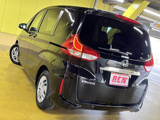 フリード Ｇ　６人乗り　走行：２６０００キロ　ホンダセンシング　ナビ　ＴＶ　Ｂｌｕｅｔｏｏｔｈ　ＤＶＤ再生　ＥＴＣ　前席シートヒーター　バックカメラ　両側パワースライドドア　プッシュスタート　キーフリー　ＬＥＤ（9枚目）