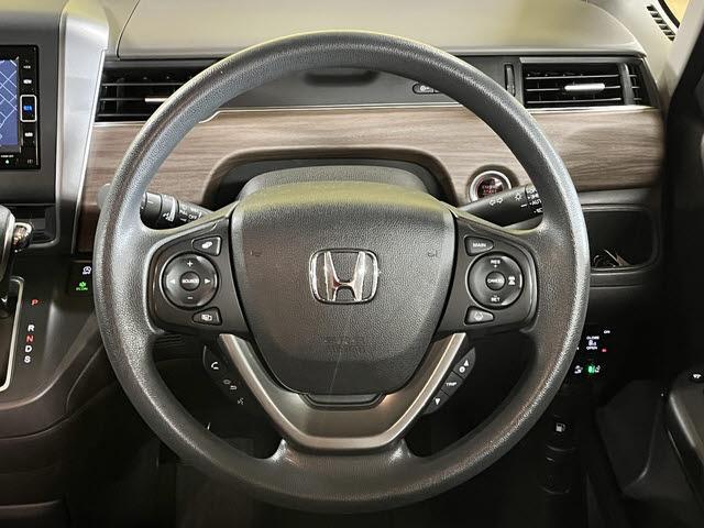 フリード Ｇ　６人乗り　走行：２６０００キロ　ホンダセンシング　ナビ　ＴＶ　Ｂｌｕｅｔｏｏｔｈ　ＤＶＤ再生　ＥＴＣ　前席シートヒーター　バックカメラ　両側パワースライドドア　プッシュスタート　キーフリー　ＬＥＤ（13枚目）
