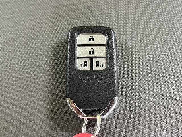 フリード Ｇ　６人乗り　走行：２６０００キロ　ホンダセンシング　ナビ　ＴＶ　Ｂｌｕｅｔｏｏｔｈ　ＤＶＤ再生　ＥＴＣ　前席シートヒーター　バックカメラ　両側パワースライドドア　プッシュスタート　キーフリー　ＬＥＤ（26枚目）