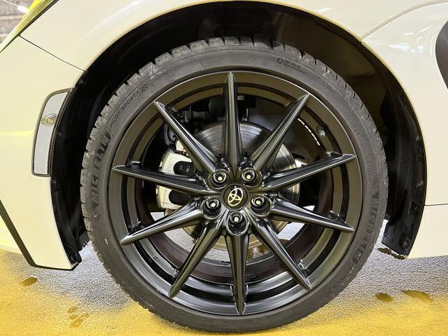 ＧＲ８６ ＲＺ　ＲＺ　６速マニュアル　車検：令和８年３月　走行：８７００キロ　純正リアスポイラー　ナビ　フルセグＴＶ　ＤＶＤ再生　Ｂｌｕｅｔｏｏｔｈ　バックカメラ　ＥＴＣ車載器　クルーズコントロール　プッシュスタート（5枚目）