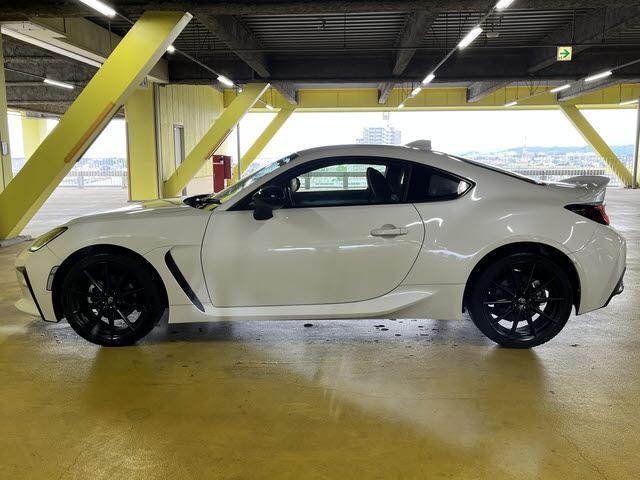 ＧＲ８６ ＲＺ　ＲＺ　６速マニュアル　車検：令和８年３月　走行：８７００キロ　純正リアスポイラー　ナビ　フルセグＴＶ　ＤＶＤ再生　Ｂｌｕｅｔｏｏｔｈ　バックカメラ　ＥＴＣ車載器　クルーズコントロール　プッシュスタート（9枚目）