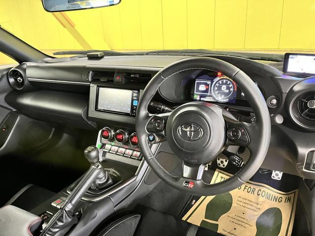 ＧＲ８６ ＲＺ　ＲＺ　６速マニュアル　車検：令和８年３月　走行：８７００キロ　純正リアスポイラー　ナビ　フルセグＴＶ　ＤＶＤ再生　Ｂｌｕｅｔｏｏｔｈ　バックカメラ　ＥＴＣ車載器　クルーズコントロール　プッシュスタート（10枚目）