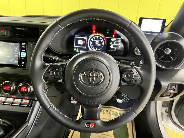 ＧＲ８６ ＲＺ　ＲＺ　６速マニュアル　車検：令和８年３月　走行：８７００キロ　純正リアスポイラー　ナビ　フルセグＴＶ　ＤＶＤ再生　Ｂｌｕｅｔｏｏｔｈ　バックカメラ　ＥＴＣ車載器　クルーズコントロール　プッシュスタート（12枚目）
