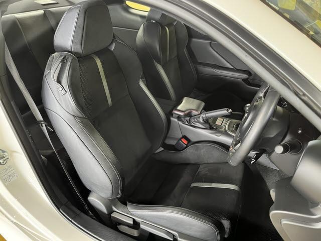 ＧＲ８６ ＲＺ　ＲＺ　６速マニュアル　車検：令和８年３月　走行：８７００キロ　純正リアスポイラー　ナビ　フルセグＴＶ　ＤＶＤ再生　Ｂｌｕｅｔｏｏｔｈ　バックカメラ　ＥＴＣ車載器　クルーズコントロール　プッシュスタート（22枚目）