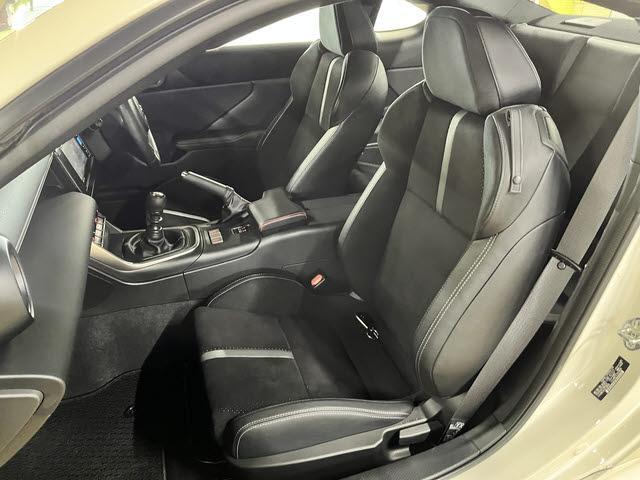 ＧＲ８６ ＲＺ　ＲＺ　６速マニュアル　車検：令和８年３月　走行：８７００キロ　純正リアスポイラー　ナビ　フルセグＴＶ　ＤＶＤ再生　Ｂｌｕｅｔｏｏｔｈ　バックカメラ　ＥＴＣ車載器　クルーズコントロール　プッシュスタート（24枚目）