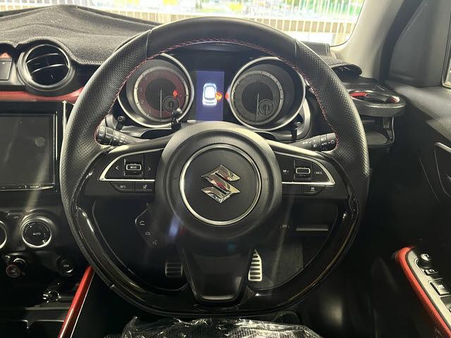 スイフトスポーツ ベースグレード　車検：令和９年３月　スポーツ　６速マニュアル　８インチナビ　フルセグＴＶ　ＤＶＤ再生　Ｂｌｕｅｔｏｏｔｈ　全方位カメラ　ＥＴＣ車載器　ＬＥＤヘッドライト　クルーズコントロール　プッシュスタート（11枚目）