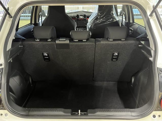 スイフトスポーツ ベースグレード　車検：令和９年３月　スポーツ　６速マニュアル　８インチナビ　フルセグＴＶ　ＤＶＤ再生　Ｂｌｕｅｔｏｏｔｈ　全方位カメラ　ＥＴＣ車載器　ＬＥＤヘッドライト　クルーズコントロール　プッシュスタート（26枚目）