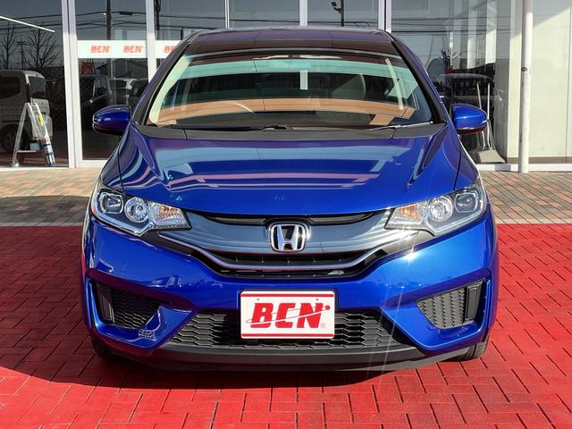 フィットハイブリッド Ｌパッケージ　車検：令和８年１２月　クルコン　ＥＴＣ　アイドリングストップ　Ｐスタ　キーフリー　ＬＥＤヘッドライト　オートライト　ＡＵＸ　ＵＳＢ（8枚目）