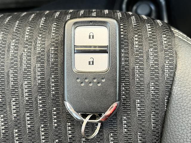 フィットハイブリッド Ｌパッケージ　車検：令和８年１２月　クルコン　ＥＴＣ　アイドリングストップ　Ｐスタ　キーフリー　ＬＥＤヘッドライト　オートライト　ＡＵＸ　ＵＳＢ（49枚目）