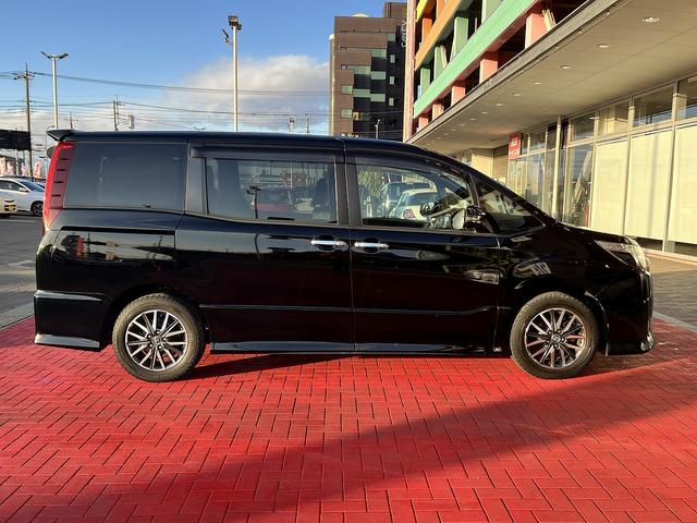 ノア Ｓｉ　ダブルバイビー　車検：令和９年１０月　衝突軽減　Ｉストップ　ナビ　ＴＶ　Ｂｌｕｅｔｏｏｔｈ　バックカメラ　ＥＴＣ車載器　両側パワースライドドア　後席ＦＤモニター　純正アルミ　プッシュスタート　キーフリー　クルコン（9枚目）