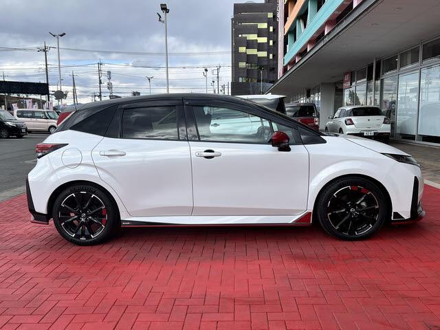 オーラ ニスモ　車検：令和９年４月　走行：８０００キロ　ニスモ　衝突軽減　プリパイロット　アラウンドビューモニター　ナビ　ＴＶ　Ｂｌｕｅｔｏｏｔｈ　キーフリー　電動パーキング　ブレーキオートホールド　ＬＥＤ（6枚目）