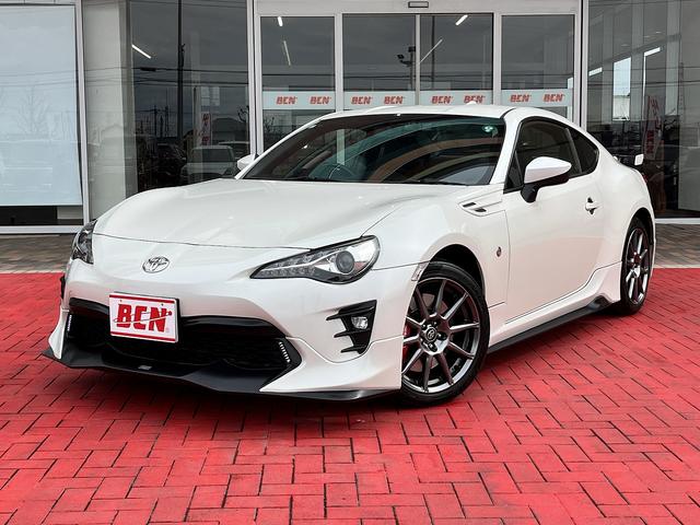 ８６ ＧＴリミテッド　ハイパフォーマンスパッケージ　６速マニュアル　ＴＲＤエアロ　ナビ　フルセグＴＶ　　Ｂｌｕｅｔｏｏｔｈ　ＤＶＤ再生　バックカメラ　クルコン　前席シートヒーター　ＥＴＣ車載器　プッシュスタート　キーフリー　ＨＩＤヘッドライト　ＵＳＢ（2枚目）