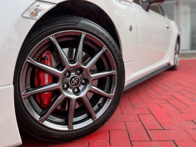 ８６ ＧＴリミテッド　ハイパフォーマンスパッケージ　６速マニュアル　ＴＲＤエアロ　ナビ　フルセグＴＶ　　Ｂｌｕｅｔｏｏｔｈ　ＤＶＤ再生　バックカメラ　クルコン　前席シートヒーター　ＥＴＣ車載器　プッシュスタート　キーフリー　ＨＩＤヘッドライト　ＵＳＢ（8枚目）