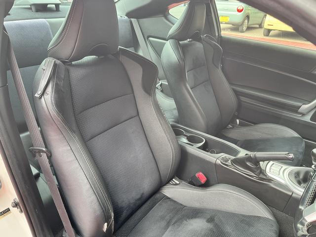 ８６ ＧＴリミテッド　ハイパフォーマンスパッケージ　６速マニュアル　ＴＲＤエアロ　ナビ　フルセグＴＶ　　Ｂｌｕｅｔｏｏｔｈ　ＤＶＤ再生　バックカメラ　クルコン　前席シートヒーター　ＥＴＣ車載器　プッシュスタート　キーフリー　ＨＩＤヘッドライト　ＵＳＢ（54枚目）