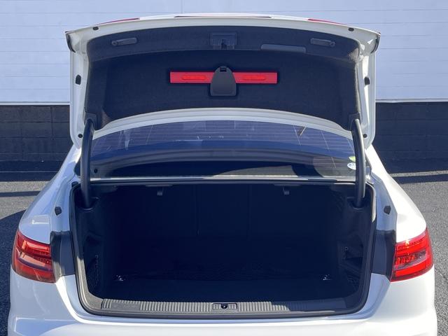 A4 2.0TFSIクワトロSラインパケ 2.0TFSIクワトロSラインパッケージ4WD アダクティブクルーズ 純正ナビ/フルセグ バックモニター プッシュスタート LEDヘッドライト ハーフレザーシート パワーシート 電子パーキング(18枚目)