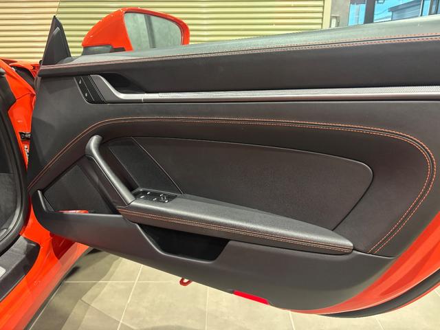 911 911カレラ レザーインテリアブラック インテリアトリムPKG装飾コントラストカラーステッチ 20/21インチCarreraSホイール ハイグロスブラック塗装仕上げ スホーツエグゾーストシステムブラックカラー(18枚目)