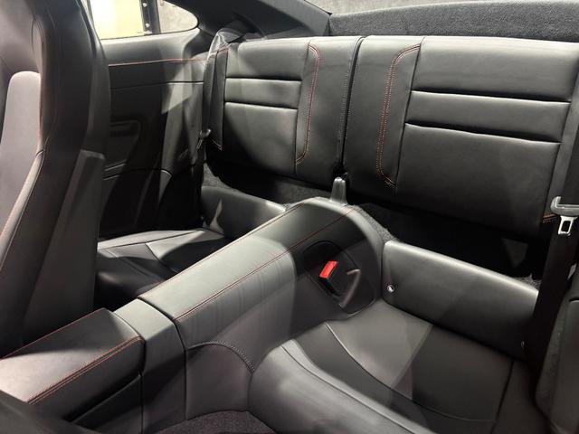 911 911カレラ レザーインテリアブラック インテリアトリムPKG装飾コントラストカラーステッチ 20/21インチCarreraSホイール ハイグロスブラック塗装仕上げ スホーツエグゾーストシステムブラックカラー(26枚目)