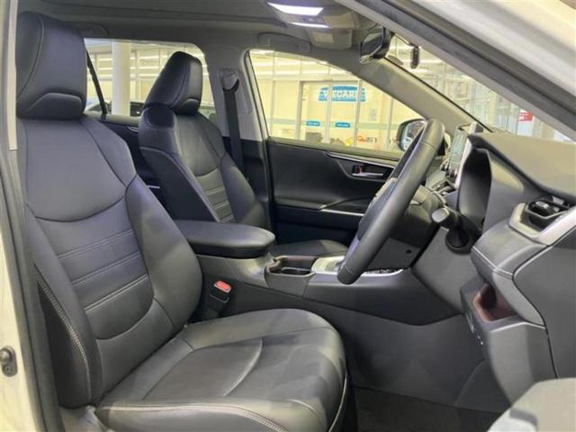 ＲＡＶ４ ４ＷＤハイブリッドＧ　サンルーフ／保証書／ディスプレイオーディオ＋ナビ／衝突安全装置／シートヒーター／パノラミックビューモニター／車線逸脱防止支援システム／シート　合皮／電動バックドア／ドライブレコーダー　純正　電動シート（5枚目）