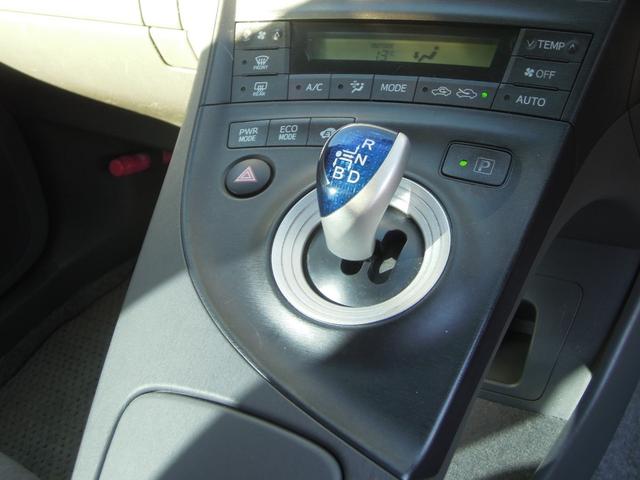 プリウス Sツーリングセレクション LEDヘッドライト/ナビ/フルセグTV/DVD再生/純正17インチアルミ(11枚目)