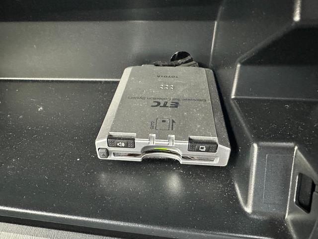 プリウス Ｇ　純正フルセグメモリーナビ　Ｂｌｕｅｔｏｏｔｈミュージック　バックカメラ　ＥＴＣ　パワーシート　ハーフレザーシート　オートライト　オートエアコン　オートクルーズ　ＨＩＤヘッドライト（8枚目）