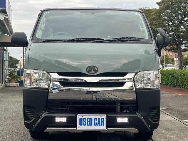 ハイエースバン ＤＸ　ＧＬパッケージ　アーバンカーキ６Ｘ３塗装仕上げ　ルーフマッドブラック塗装　ＴＲＤタイプバンパーガード　オーバーフェンダー　社外ＡＷ（2枚目）