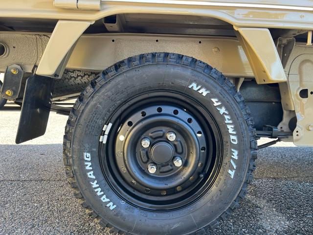 キャリイトラック KCエアコン・パワステ トヨタ4V6アースカラー塗装仕上げ ルーフマッドブラック塗装 ゴツゴツタイヤ新品 4WD エアコン パワステ 5速マニュアル(4枚目)