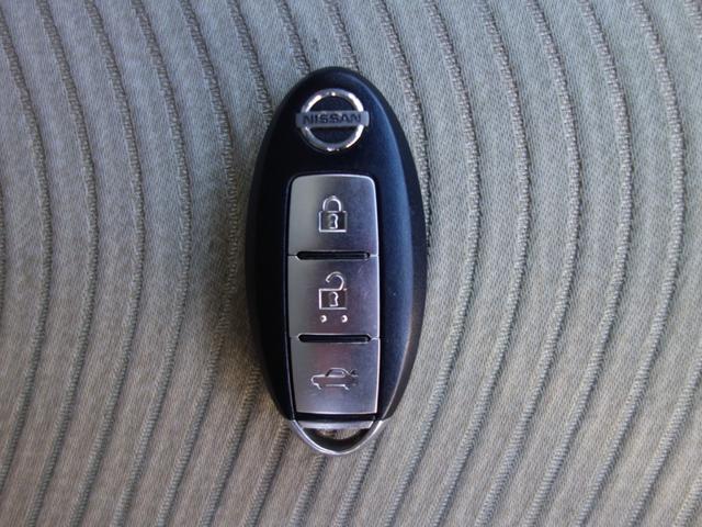 インテリジェントキー付です。キーを持ってドアのボタンを押すだけでドアの施錠・開錠が出来ます。そのままキーが車内にあればエンジンをかけることも出来ます。