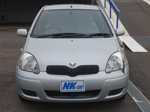 ヴィッツ Ｆ　Ｄパッケージ　５速ＭＴ　走行３１０００ｋｍ　キーレス　ＡＢＳ　ドアバイザー（2枚目）