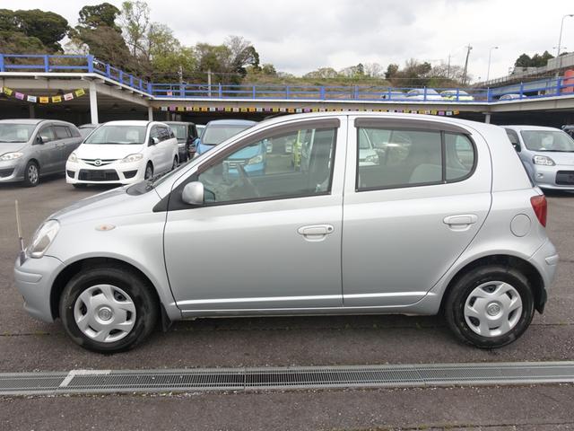 ヴィッツ Ｆ　Ｄパッケージ　５速ＭＴ　走行３１０００ｋｍ　キーレス　ＡＢＳ　ドアバイザー（5枚目）
