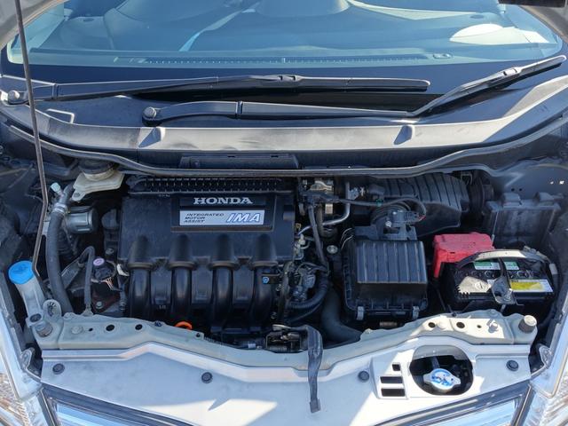 フィットハイブリッド スマートセレクション　スマートキー　ＨＩＤヘッドライト　オートライト　ＥＴＣ　クルーズコントロール　ＡＵＸ付　プライバシーガラス　社外アルミ（17枚目）