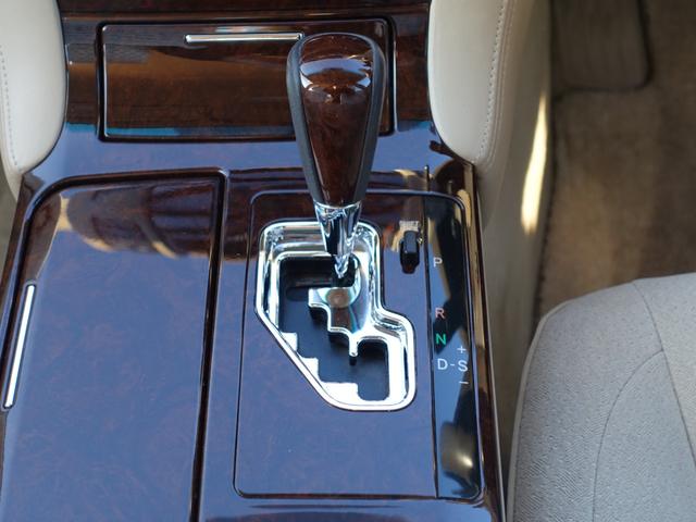 クラウン ロイヤルサルーン　６０ｔｈスペシャルＥＤ　純正ＨＤＤナビ　バックカメラ　ナビ連動ＥＴＣ　パワーシート　コーナーセンサー　ＨＩＤヘッドライト　オートライト　フォグランプ　スマートキー　クルーズコントロール（11枚目）