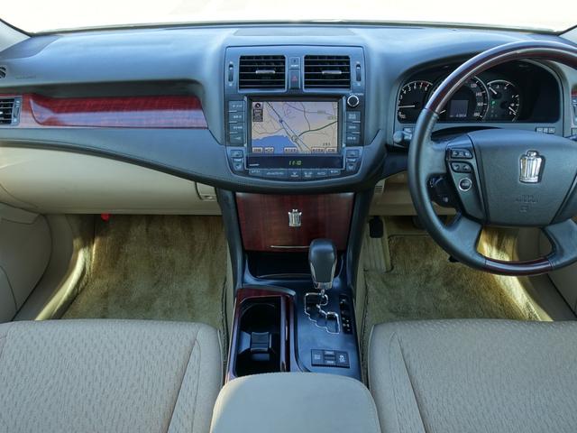 クラウン ロイヤルサルーンＧ　純正ＨＤＤナビ　フルセグ　スマートキー　コーナーセンサー　ＥＴＣ　パワーシート　ＨＩＤヘッドライト　オートライト　フォグランプ　クルーズコントロール　ステアリングリモコン（10枚目）