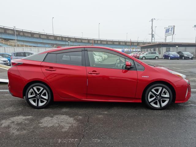 プリウス Ｓツーリングセレクション　本革シート　純正メモリーナビ　バックカメラ　フルセグ　Ｂｌｕｅｔｏｏｔｈ　ナビ連動ＥＴＣ　シートヒーター　クルーズコントロール　ステアリングリモコン　スマートキー　ＬＥＤヘッドライト　オートライト（4枚目）