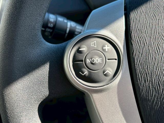 プリウス Ｓ　純正ナビ　社外アルミ　プッシュスタート（10枚目）