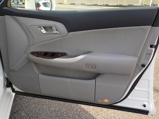 クラウン ロイヤルサルーン　ワンオーナー　走行６万ｋｍ台　純正ＨＤＤナビ　バックモニター　ＤＶＤ　フルセグ　前席電動シート　ＨＩＤ　ＥＴＣ　内装クリーニング抗菌済（30枚目）