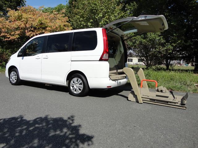 セレナ 20S 福祉車両 リフト 定員6名 純正ナビ TV Bカメラ車椅子1基 4WD(2枚目)