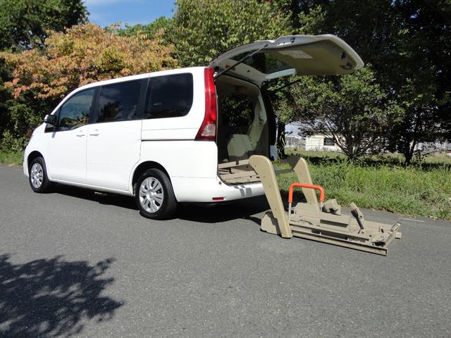 セレナ 20S 福祉車両 リフト 定員6名 純正ナビ TV Bカメラ車椅子1基 4WD(3枚目)