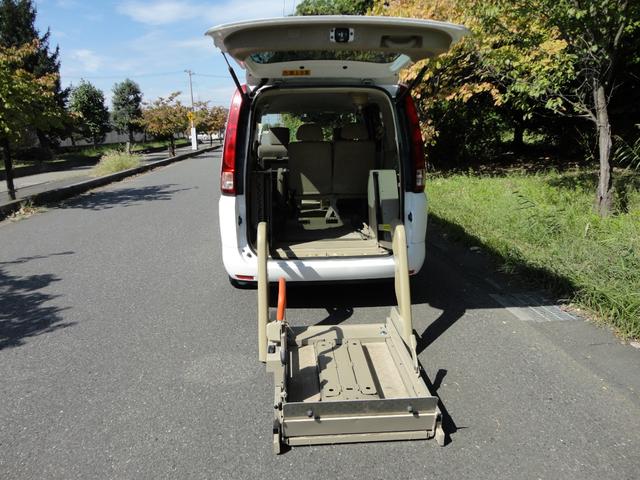 セレナ 20S 福祉車両 リフト 定員6名 純正ナビ TV Bカメラ車椅子1基 4WD(4枚目)