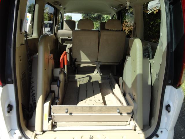 セレナ 20S 福祉車両 リフト 定員6名 純正ナビ TV Bカメラ車椅子1基 4WD(10枚目)