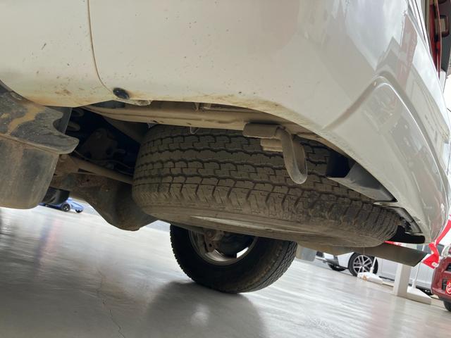 ランドクルーザープラド TX 4WD バックカメラ ナビ アルミホイール キーレスエントリー 電動格納ミラー AT 盗難防止システム 衝突安全ボディ CD MD 3列シート ABS エアコン パワーステアリング パワーウィンドウ(24枚目)