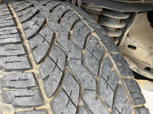 ランドクルーザープラド TX 4WD バックカメラ ナビ アルミホイール キーレスエントリー 電動格納ミラー AT 盗難防止システム 衝突安全ボディ CD MD 3列シート ABS エアコン パワーステアリング パワーウィンドウ(28枚目)
