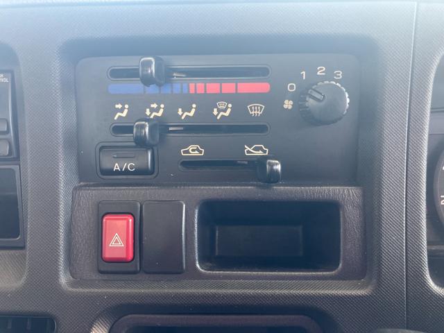 手の届きやすいところで簡単操作ができる空調付き！オールシーズンお好みの温度調節ができます。