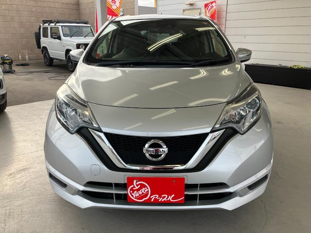 ノート Ｘ　バックカメラ　ナビ　ＴＶ　レーンアシスト　衝突被害軽減システム　アルミホイール　スマートキー　アイドリングストップ　電動格納ミラー　ＣＶＴ　盗難防止システム　衝突安全ボディ　ＡＢＳ　ＥＳＣ　ＥＴＣ（13枚目）