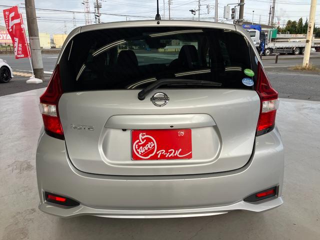 ノート Ｘ　バックカメラ　ナビ　ＴＶ　レーンアシスト　衝突被害軽減システム　アルミホイール　スマートキー　アイドリングストップ　電動格納ミラー　ＣＶＴ　盗難防止システム　衝突安全ボディ　ＡＢＳ　ＥＳＣ　ＥＴＣ（16枚目）