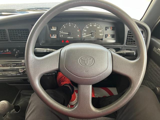 ハイラックスピックアップ ダブルキャブ　ＳＳＲ　４ＷＤ　ＭＴ　エアコン　ＣＤ　カセット	スペアキー有り　タイミングベルトＨ２８年６月１５日８４，０００ｋｍ時交換ステッカー有り　５速マニュアル車両　４ＷＤ　社外１５インチ　社外オーディオ　ＣＤ　ラジオ（3枚目）