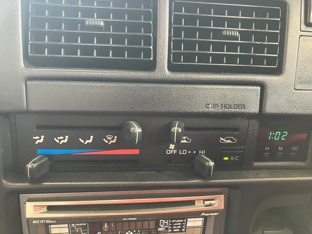 ハイラックスピックアップ ダブルキャブ　ＳＳＲ　４ＷＤ　ＭＴ　エアコン　ＣＤ　カセット	スペアキー有り　タイミングベルトＨ２８年６月１５日８４，０００ｋｍ時交換ステッカー有り　５速マニュアル車両　４ＷＤ　社外１５インチ　社外オーディオ　ＣＤ　ラジオ（5枚目）