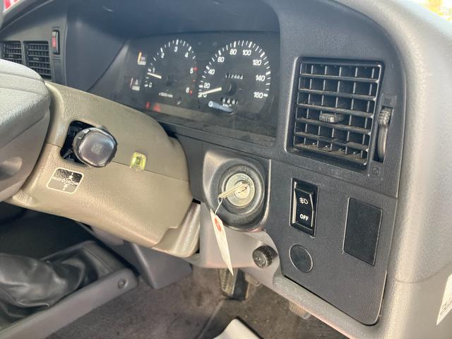 ハイラックスピックアップ ダブルキャブ　ＳＳＲ　４ＷＤ　ＭＴ　エアコン　ＣＤ　カセット	スペアキー有り　タイミングベルトＨ２８年６月１５日８４，０００ｋｍ時交換ステッカー有り　５速マニュアル車両　４ＷＤ　社外１５インチ　社外オーディオ　ＣＤ　ラジオ（7枚目）